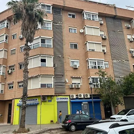 Comodo Y Espacioso Con Parking דירה *